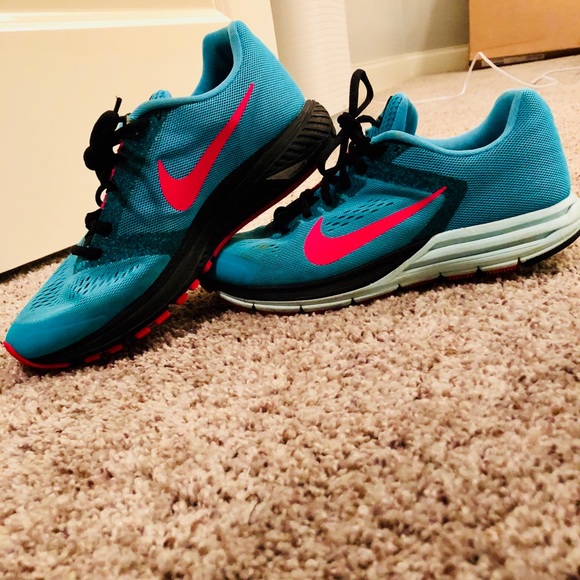 Size 8 Nike tennis shoes - Picture 2 of 3
